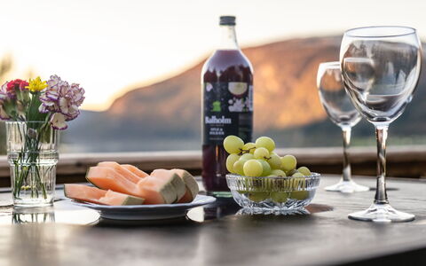 Fjordblick i: Tavola, Bicchieri, Barware, Serveware, Tavolo, Cibo, Stemware, Bicchiere Di Vino