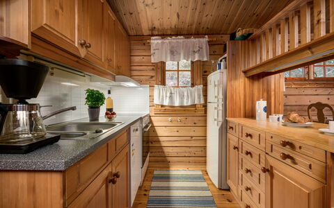 Fjordblick i: Legna, Cucina, Controsoffitto, Pavimentazione, Cabinetry, Interior Design, Lavello, Elettrodomestico Da Cucina, Mobilia, Pavimento