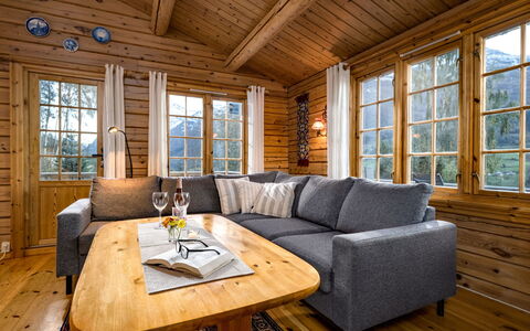 Fjordblick i: Legna, Interior Design, Divano, Mobilia, Casa, Pavimentazione, Pavimento, Soggiorno, Villetta, Camera