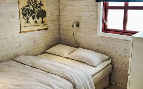 Elistova: Parete, Pavimento, Pavimentazione, Camera Da Letto, Legna, Mobilia, Letto, Interior Design, Camera, Lenzuolo