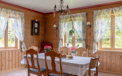 Gulehuset: Mobilia, Pianta, Tavolo, Proprietà, Fiore, Finestra, Sedia, Legna, Tenda, Interior Design