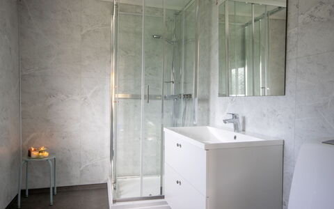 Gulehuset: Specchio, Rubinetto, Idraulico Fixture, Costruzione, Mobiletto Del Bagno, Lavello, Bagno, Cabinetry, Interior Design, Legna