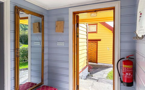 Gulehuset: Proprietà, Finestra, Porta, Costruzione, Shade, Legna, Interior Design, Architettura