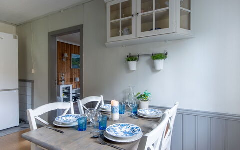 Gulehuset: Tavolo, Mobilia, Proprietà, Tavola, Costruzione, Azzurro, Dishware, Legna, Interior Design, Sedia