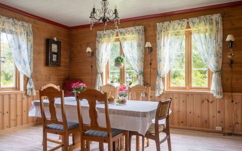 Gulehuset: Mobilia, Tavolo, Pianta, Proprietà, Fiore, Finestra, Sedia, Legna, Illuminazione, Interior Design