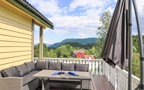 Gule Huset: Cielo, Nube, Costruzione, Pianta, Legna, Albero, Shade, Interior Design, Divano, Mobili Da Esterno