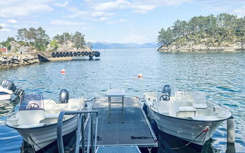 Gule Huset: Acqua, Nube, Cielo, Barca, Moto D'Acqua, Risorse Idriche, Giorno, Azzurro, Veicolo, Albero