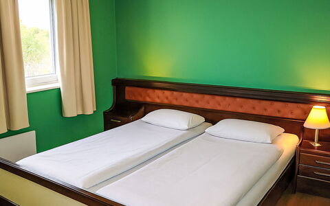 Gule Huset: Camera Da Letto, Letto, Mobilia, Lenzuolo, Telaio Del Letto, Bedding, Pavimento, Interior Design, Camera, Materasso