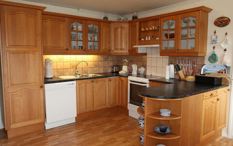 Gule Huset: Controsoffitto, Cabinetry, Mobilia, Costruzione, Cassetto, Cucina, Legna, Illuminazione, Elettrodomestico, Interior Design