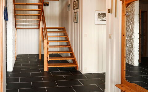 Gule Huset: Costruzione, Le Scale, Legna, Pavimentazione, Porta, Interior Design, Color Legno, Pavimento, Scala