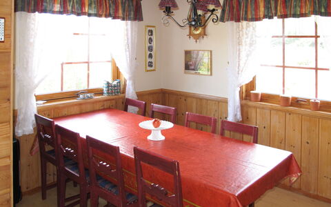 Elisabeth: Tavolo, Mobilia, Finestra, Proprietà, Sedia, Legna, Tenda, Cabinetry, Interior Design, Tessile
