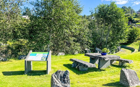 Blå Hytte: Erba, Arbusto, Panchina, Banco, Groundcover, Tavolo Da Picnic, Mobili Da Esterno, Giardino, Prato, Parco