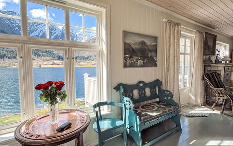 Villa Esefjord: Mobilia, Pianta, Proprietà, Tavolo, Finestra, Costruzione, Vaso Di Fiori, Pianta Della Casa, Pavimento, Interior Design