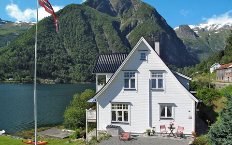 Villa Esefjord: Cielo, Nube, Acqua, Costruzione, Pianta, Proprietà, Montagna, Finestra, Casa, Villetta