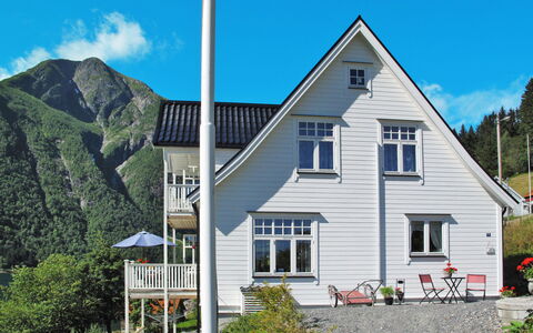 Villa Esefjord: Pianta, Cielo, Nube, Proprietà, Costruzione, Finestra, Casa, Lotto, Erba, Pendenza
