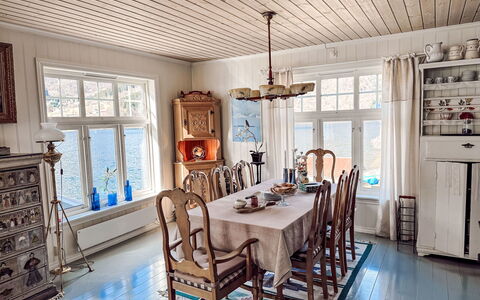 Villa Esefjord: Tavolo, Mobilia, Proprietà, Cornice, Legna, Sedia, Illuminazione, Interior Design, Finestra, Pavimento