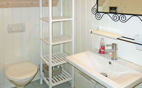 Villa Esefjord: Proprietà, Rubinetto, Lavello, Idraulico Fixture, Lavandino Del Bagno, Interior Design, Bagno, Legna, Pavimentazione, Pavimento