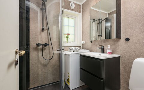 Eseviki: Bagno, Idraulico Fixture, Mobiletto Del Bagno, Pavimentazione, Interior Design, Pavimento, Gabinetto, Lavello, Idraulico, Toilet Seat