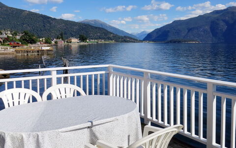Naustet: Acqua, Cielo, Nube, Giorno, Proprietà, Montagna, Mobilia, Tavolo, Luce, Azzurro