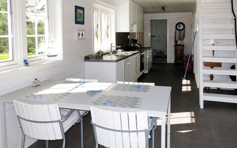 Naustet: Mobilia, Tavolo, Cabinetry, Finestra, Costruzione, Sedia, Cucina, Divano, Legna, Pavimento