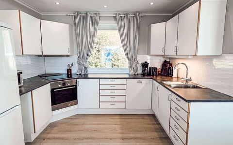 Tantestova: Cabinetry, Controsoffitto, Lavello, Bianca, Legna, Cucina, Cassetto, Pavimentazione, Interior Design, Lavandino Della Cucina