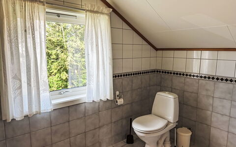 Tantestova: Proprietà, Finestra, Costruzione, Gabinetto, Idraulico Fixture, Tenda, Toilet Seat, Bagno, Pavimento
