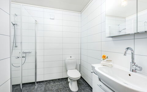 Hovsfjellet: Pavimentazione, Idraulico Fixture, Bagno, Pavimento, Interior Design, Toilet Seat, Gabinetto, Soffitto, Lavello, Idraulico