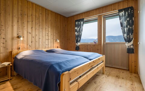 Hovsfjellet: Legna, Camera Da Letto, Interior Design, Letto, Soffitto, Mobilia, Pavimento, Telaio Del Letto, Casa, Pavimentazione