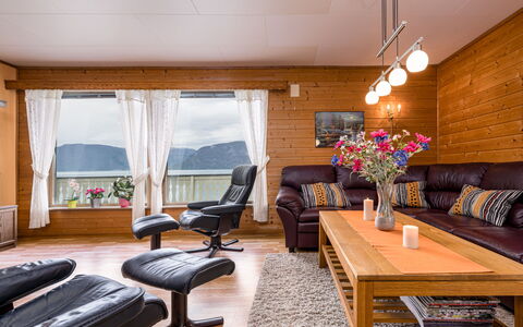 Hovsfjellet: Mobilia, Interior Design, Divano, Pavimentazione, Legna, Soggiorno, Pavimento, Soffitto, Pavimento In Legno, Tavolo