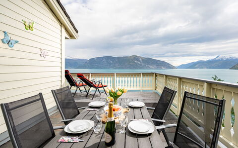 Hovsfjellet: Mobilia, Pavimentazione, Pavimento, Portico, Mobili Da Esterno, Ricorrere, Deck, Pavimento In Legno, Sedia, Eco Hotel