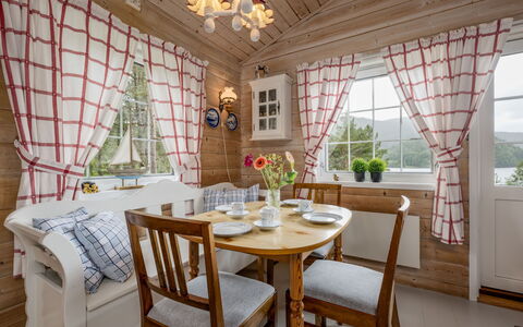 Granlien: Tavolo, Mobilia, Proprietà, Sedia, Decorazione, Tessile, Legna, Interior Design, Finestra, Shade