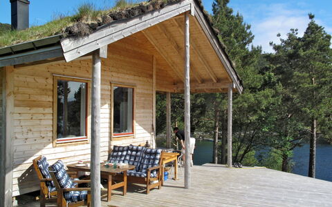 Svanöy: Cielo, Costruzione, Pianta, Finestra, Albero, Shade, Portico, Legna, Casa, Villetta