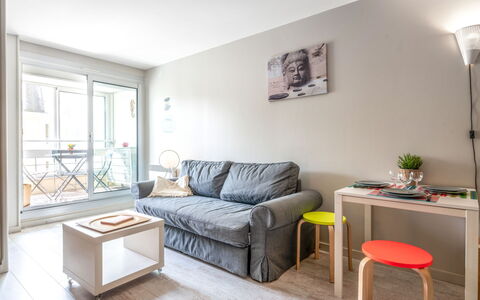 Biarritz 180: Mobilia, Divano, Tavolo, Proprietà, Cornice, Legna, Interior Design, Comfort, Soggiorno, Pavimentazione