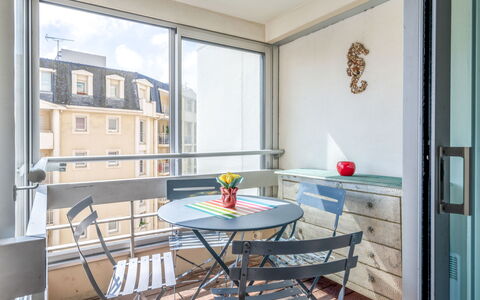 Biarritz 180: Mobilia, Costruzione, Finestra, Tavolo, Sedia, Legna, Interior Design, Cucina & Sala Da Pranzo Tavolo, Shade, Cucina