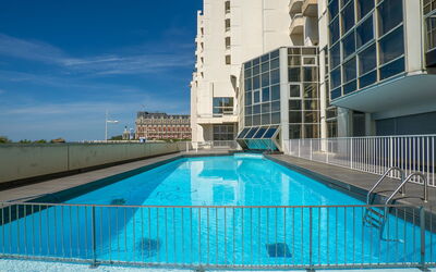 Biarritz 180: Acqua, Costruzione, Cielo, Azzurro, Piscina, Finestra, Palazzone, Condominio, Rettangolo, Urban Design