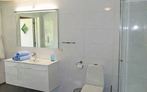 Espeøya: Lavandino Del Bagno, Bagno, Idraulico Fixture, Pavimentazione, Lavello, Interior Design, Pavimento, Rubinetto, Mobiletto Del Bagno, Idraulico
