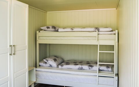 Espeøya: Legna, Camera Da Letto, Pavimentazione, Letto, Pavimento, Interior Design, Letto A Castello, Soffitto, Telaio Del Letto, Mobilia