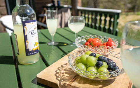 Fjellro: Cibo, Tavola, Bottiglia, Ingrediente, Frutta, Bicchieri, Tavolo, Barware
