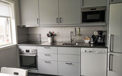 Mjellhaugen: Cabinetry, Controsoffitto, Finestra, Lavandino Della Cucina, Lavello, Bianca, Costruzione, Elettrodomestico Da Cucina, Cucina Stufa, Cucina