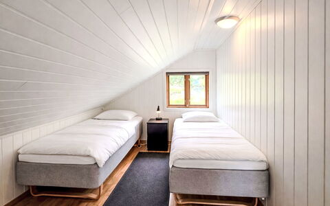 Rorbu: Parete, Pavimentazione, Pavimento, Legna, Interior Design, Soffitto, Camera Da Letto, Letto, Illuminazione, Mobilia