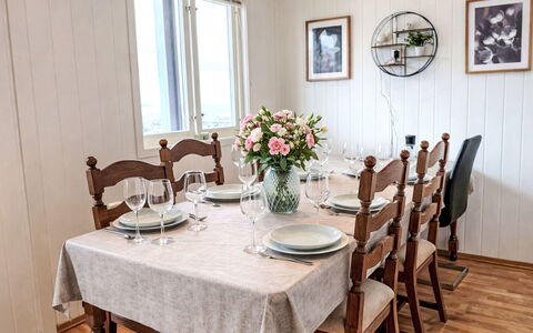 Rorbu: Mobilia, Interior Design, Tavolo, Sala Da Pranzo, Legna, Pavimentazione, Cucina & Sala Da Pranzo Tavolo, Sedia, Tessile, Pavimento