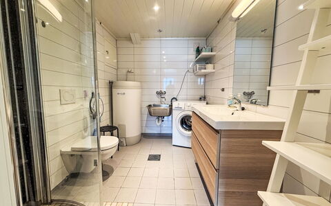 Rorbu: Pavimentazione, Pavimento, Idraulico Fixture, Interior Design, Legna, Gabinetto, Toilet Seat, Bagno, Idraulico, Soffitto