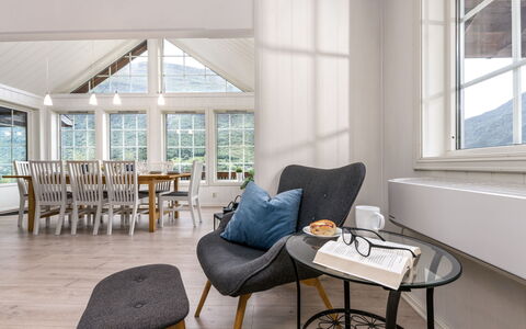Odin: Mobilia, Proprietà, Tavolo, Costruzione, Finestra, Sedia, Legna, Comfort, Interior Design, Architettura