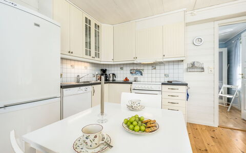 Arnafjord 609: Cucina, Pavimentazione, Elettrodomestico Da Cucina, Legna, Interior Design, Pavimento, Soffitto, Cabinetry, Apparecchio Major, Controsoffitto