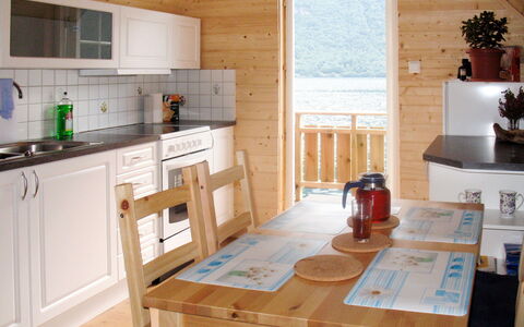 Arnafjord 609: Lavandino Della Cucina, Cabinetry, Proprietà, Mobilia, Costruzione, Pianta, Lavello, Tavolo, Controsoffitto, Legna