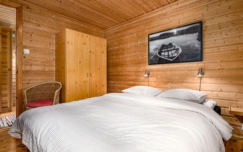 Jambueggi: Letto, Mobilia, Camera Da Letto, Interior Design, Legna, Pavimento, Soffitto, Pavimentazione, Lenzuolo, Camera