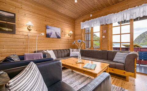 Jambueggi: Legna, Divano, Mobilia, Interior Design, Pavimento, Soffitto, Pavimentazione, Soggiorno, Pavimento In Legno, Casa
