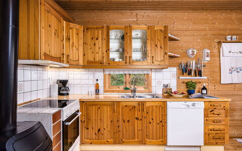Krokeggi: Cucina, Cabinetry, Controsoffitto, Elettrodomestico Da Cucina, Legna, Apparecchio Major, Credenza, Cucina Stufa, Interior Design, Cassetto