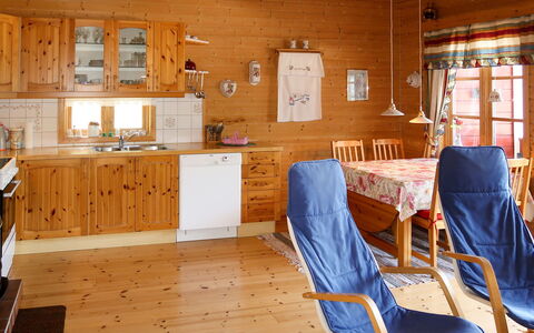 Krokeggi: Proprietà, Cabinetry, Tavolo, Legna, Sedia, Interior Design, Cassetto, Costruzione, Lavello, Pavimento