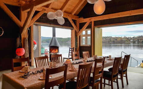 Strøneneset: Tavolo, Mobilia, Proprietà, Sedia, Legna, Illuminazione, Cielo, Interior Design, Costruzione, Finestra